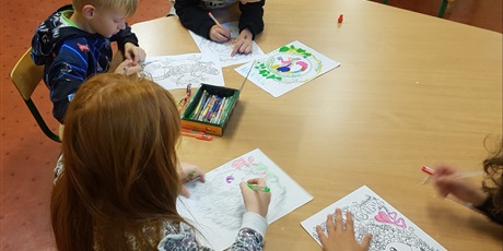 Powiększ grafikę: Dzieci kolorują obrazki przedstawiające zwierzęta. 