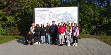 Powiększ grafikę: Uczniowie klasy 8B przed wejściem do Muzeum Stutthof.