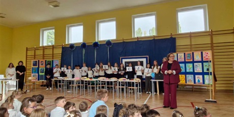 Powiększ grafikę: na zdjęciu uczniowie trzymają kartki z napisem dzień edukacji