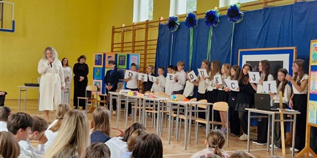 Powiększ grafikę: na zdjęciu uczniowie trzymają kartki z napisem dzień edukacji