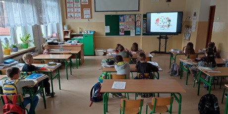Powiększ grafikę: Uczniowie klasy 1b oglądają film animowany „The dot".