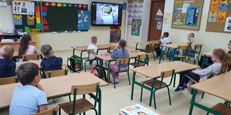 Powiększ grafikę: Uczniowie klasy 1a oglądają film animowany „The dot".