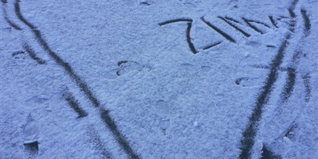 Powiększ grafikę: Serce narysowane na śniegu z napisem "Koham zimę"