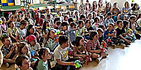 Powiększ grafikę: Dzieci z klas pierwszych i zerówki słuchają koncertu.
