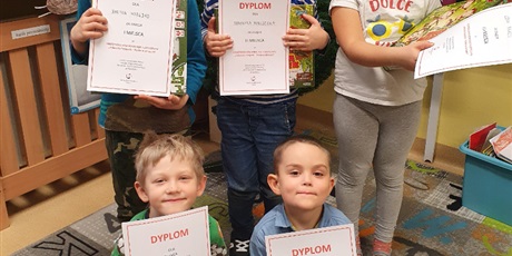 Powiększ grafikę: Na zdjęciu zwycięzcy: Bartek, Dominik i Lena. Oskar i Mateusz chwalą się dyplomami za wyróżnienia.