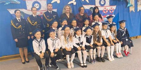 Powiększ grafikę: na zdjęciu pozują uczniowie kl1b wraz z dyrekcja marynarzami i wychowawcą 