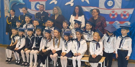 Powiększ grafikę: na zdjęciu pozują uczniowie kl1b wraz z dyrekcja marynarzami i wychowawcą 