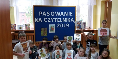 Pasowanie uczniów klas pierwszych na czytelników biblioteki szkolnej.