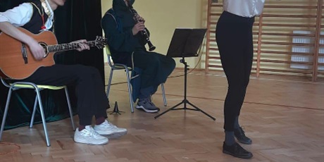 Powiększ grafikę: dzieci obserwują artystów grających na instrumentach 