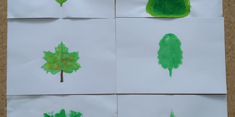 Powiększ grafikę: Prace uczniów przedstawiające symetrię jesiennego liścia.