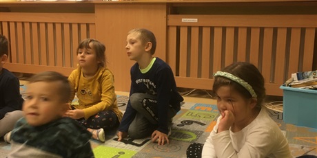 Powiększ grafikę: Dzieci słuchają pogadanki dotyczącej segregacji odpadów
