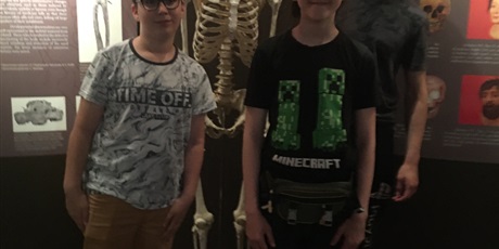 Powiększ grafikę: Trzech chłopców i szkielet człowieka
