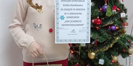 Powiększ grafikę: Emilia z nagrodą i dyplomem