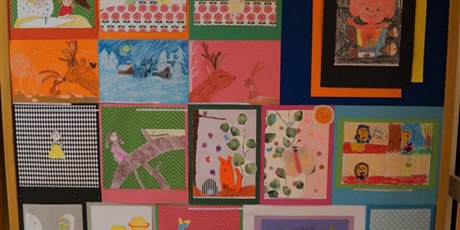 Powiększ grafikę: tablica z pracami uczniów inspirowanymi ilustracjami różnych artystów