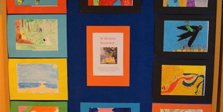Powiększ grafikę: tablica z plakatem "W Krainie Ilustracji" i pracami uczniów