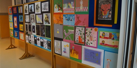 Powiększ grafikę: ogólny widok wystawy na korytarzu szkolnym