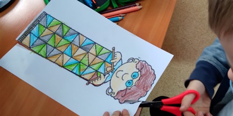 Powiększ grafikę: Gotowy rysunek zawsze można wyciąć. Chłopiec wycina swoją kolorowankę. 