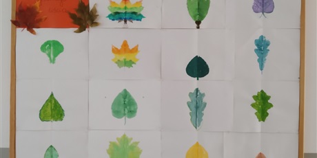 Powiększ grafikę: Prace uczniów przedstawiające symetrię jesiennego liścia.