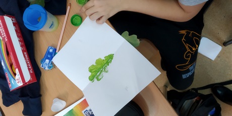 Powiększ grafikę: Uczniowie tworzą prace przedstawiającą symetrię liścia.