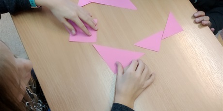 Powiększ grafikę: Uczniowie układają tangramy.