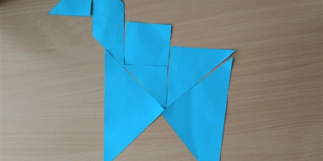 Powiększ grafikę: Figura zbudowana z tangramów.