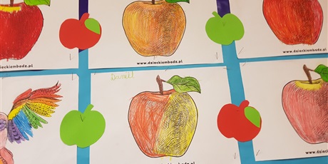 Powiększ grafikę: Prace plastyczne dzieci ze świetlicy przedstawiające jabłko.